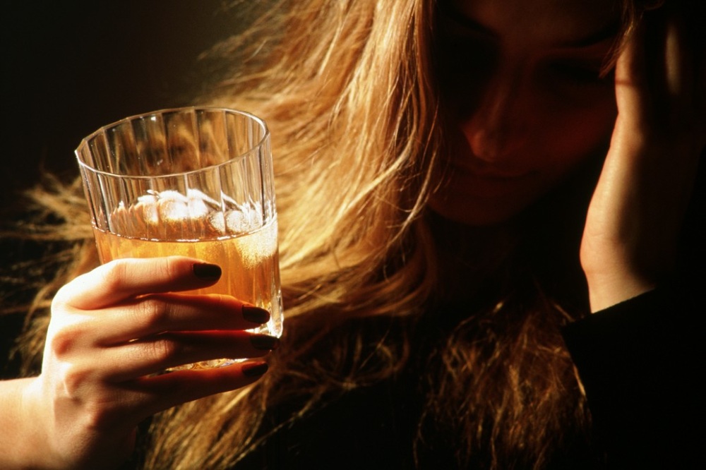 kobieta cierpiąca na alkoholizm