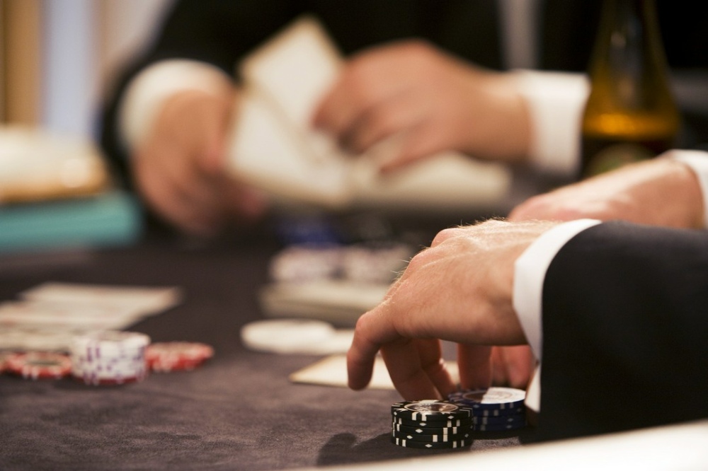 gra w pokera przy stole hazardowym