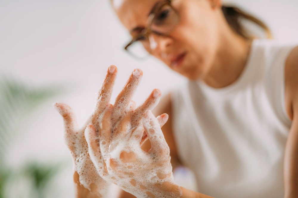 kobieta nerwowo myjąca ręce