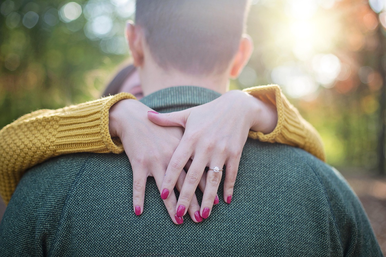 engagement 6750226 1280 - Jak dzieciństwo wpływa na nasze wybory miłosne w dorosłości?