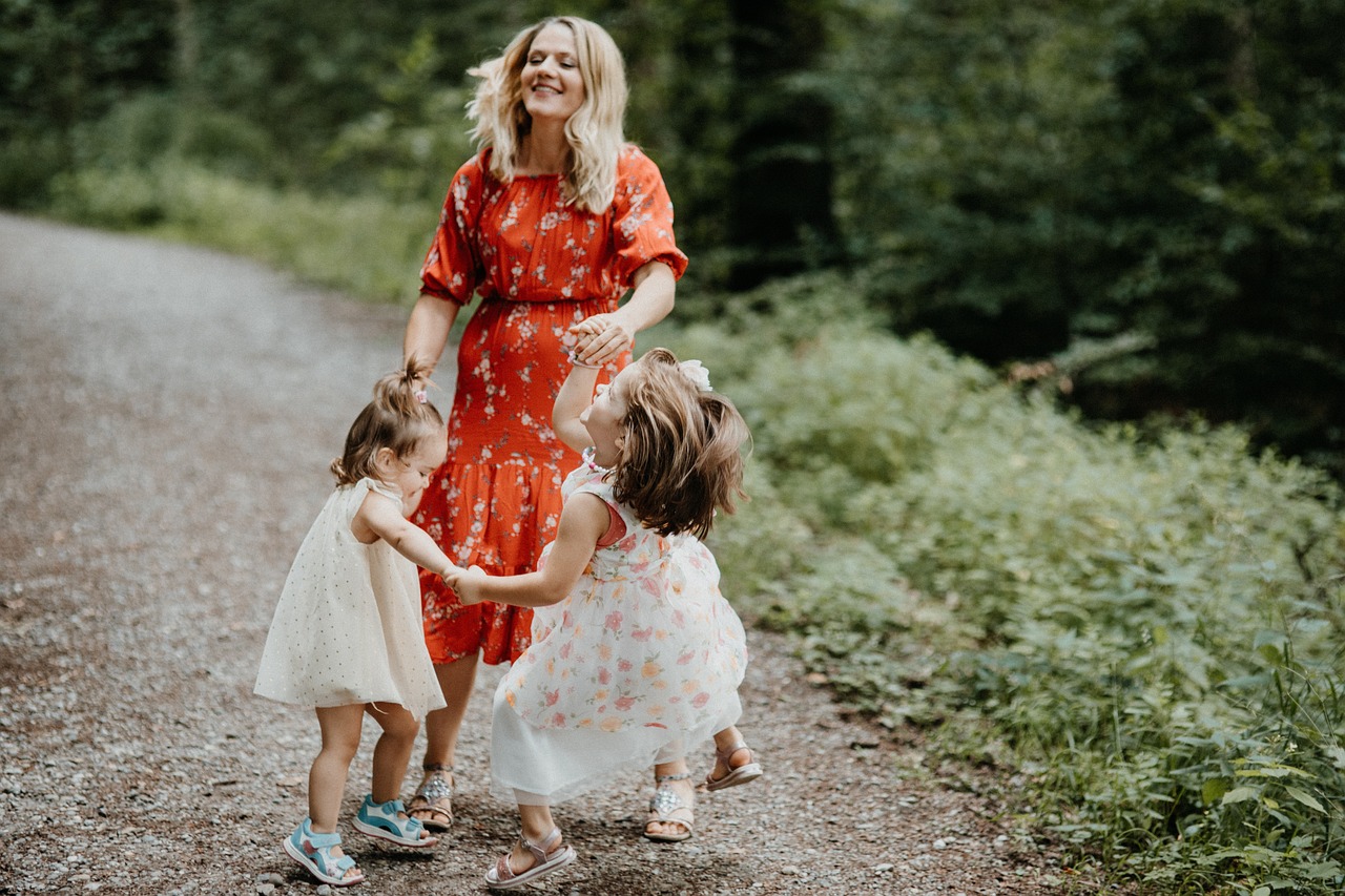 mama 5098862 1280 - Uważność w świecie dziecka – jak mindfulness dla dzieci może wspierać rozwój emocjonalny i psychiczny najmłodszych